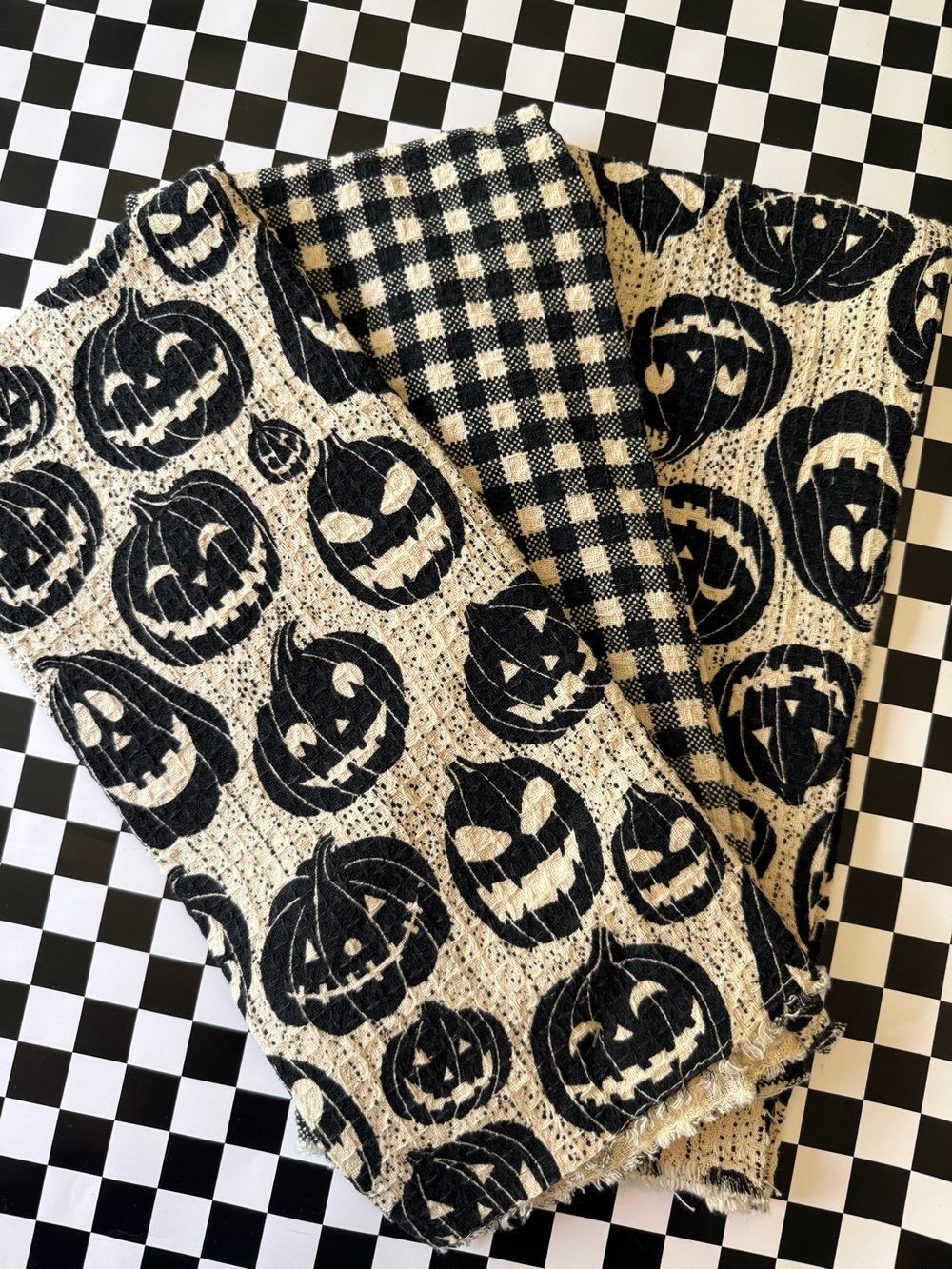 Rachel Zoe Black and Cream Halloween Hand Towels - Picture 3 of 3